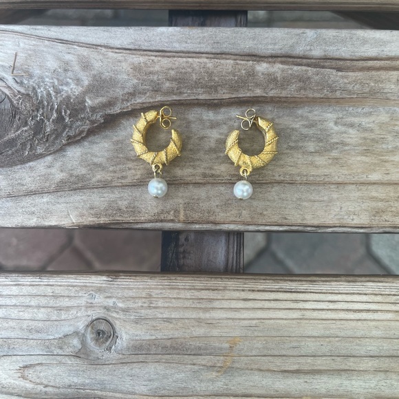 Sale‼️NWOT- 🌺🌺Gold Tone and Faux Pearl Earrings - Picture 4 of 5